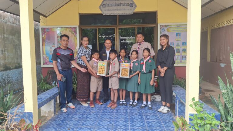 ลงพื้นที่เยี่ยมโรงเรียนพร้อมมอบขนมให้กับครูบุคลากรและนักเรียนโรงเรียนชุมชนยอดแก่งสงเคราะห์