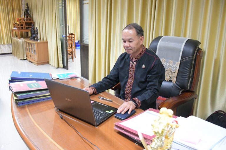 ว่าที่ร้อยตรี สุรสิทธิ์ ถิตย์สมบูรณ์ ผู้อำนวยการสำนักงานเขตพื้นที่การศึกษาประถมศึกษากาฬสินธุ์ เขต 1 ได้พบปะ ให้กำลังใจ และกล่าวปิดกิจกรรมนิเทศออนไลน์ พัฒนาทักษะการจัดกิจกรรมการเรียนรู้เชิงรุก (Active Learning)