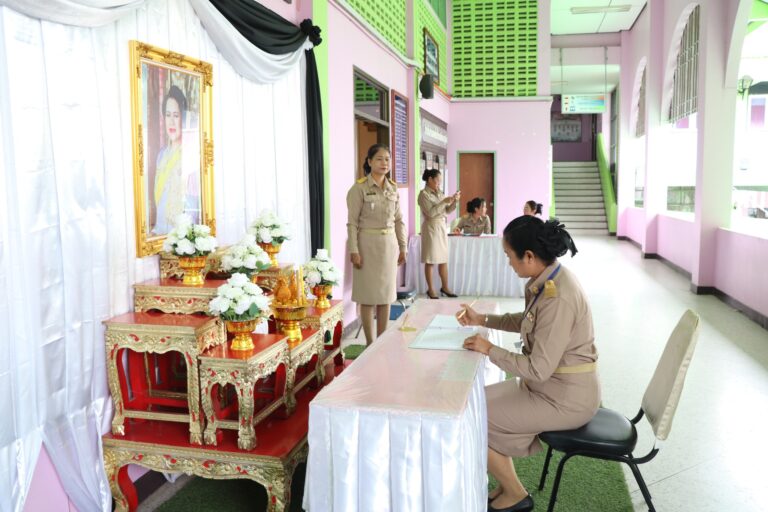 ร่วมลงนามถวายความอาลัยเบื้องหน้าพระฉายาลักษณ์ สมเด็จพระนางเจ้าสิริกิติ์ พระบรมราชินีนาถ พระบรมราชชนนีพันปีหลวง