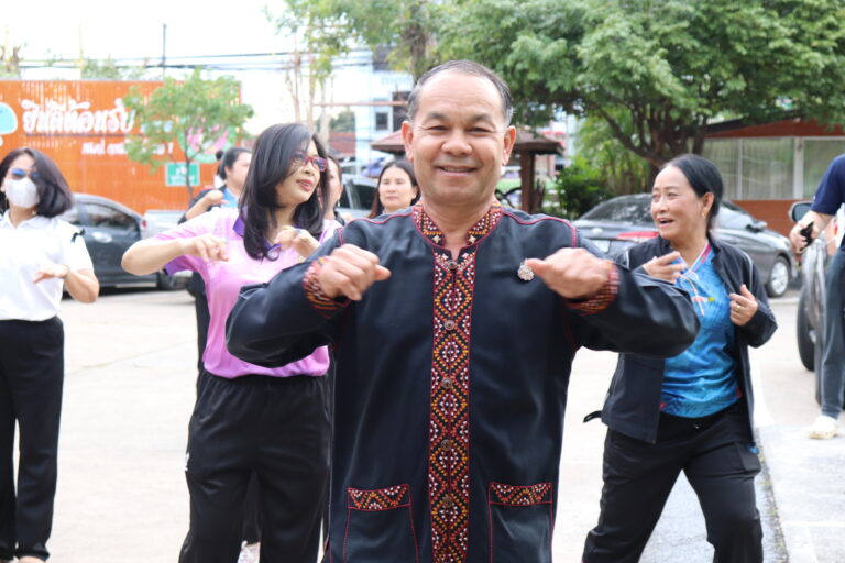 บุคลากรในสำนักงานร่วมออกกำลังกาย เพื่อเสริมสร้างสุขภาพร่างกายและจิตใจให้แข็งแรง