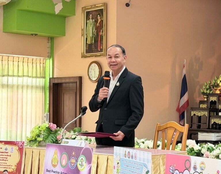 ประธานในพิธีเปิดการนำเสนอผลงาน และถอดบทเรียนการจัดการเรียนรู้เชิงรุก ด้วยการเสวนาและ PLC แลกเปลี่ยนเรียนรู้ การจัดการเรียนรู้เชิงรุก (Active Learning) สำหรับครูผู้สอน ภายใต้โครงการส่งเสริมและพัฒนาศักยภาพครูในการจัดการเรียนรู้เพื่อเสริมสร้างทักษะที่จำเป็นในศตวรรษที่ 21