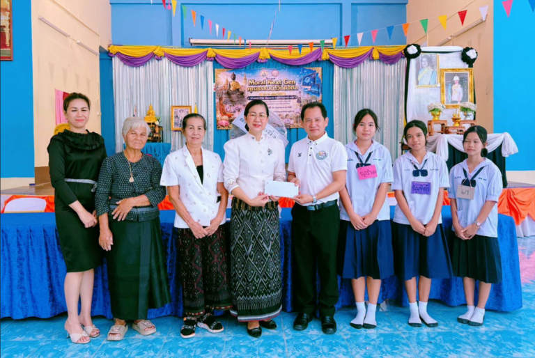 ประธานในพิธีเปิดโครงการ "Moral Next Gen คุณธรรมนำวิถีดิจิทัล" เพื่อส่งเสริมให้นักเรียนมีคุณธรรม จริยธรรม และมีทักษะในการใช้เทคโนโลยีดิจิทัลอย่างถูกต้อง ปลอดภัย รู้เท่าทันสื่อ และมีความรับผิดชอบต่อสังคม