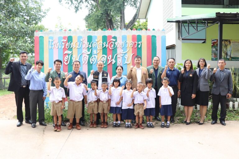 ลงพื้นที่ตรวจเยี่ยมและให้กำลังใจนักเรียนชั้นประถมศึกษาปีที่ 1 และคณะกรรมการดำเนินงานการประเมินความสามารถด้านทักษะภาษาไทย การอ่านออกเขียนได้ 100% ของนักเรียนชั้นประถมศึกษาปีที่ 1